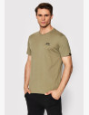 Alpha Industries Backprint T je štýlové tričko s potlačou loga pozdĺž chrbta a na prednej strane v oblasti hrudníka.