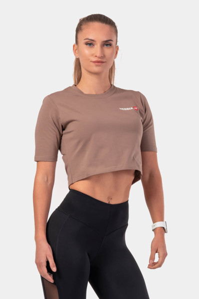 NEBBIA Minimalist Logo NEBBIA Crop T-shirt hnedá